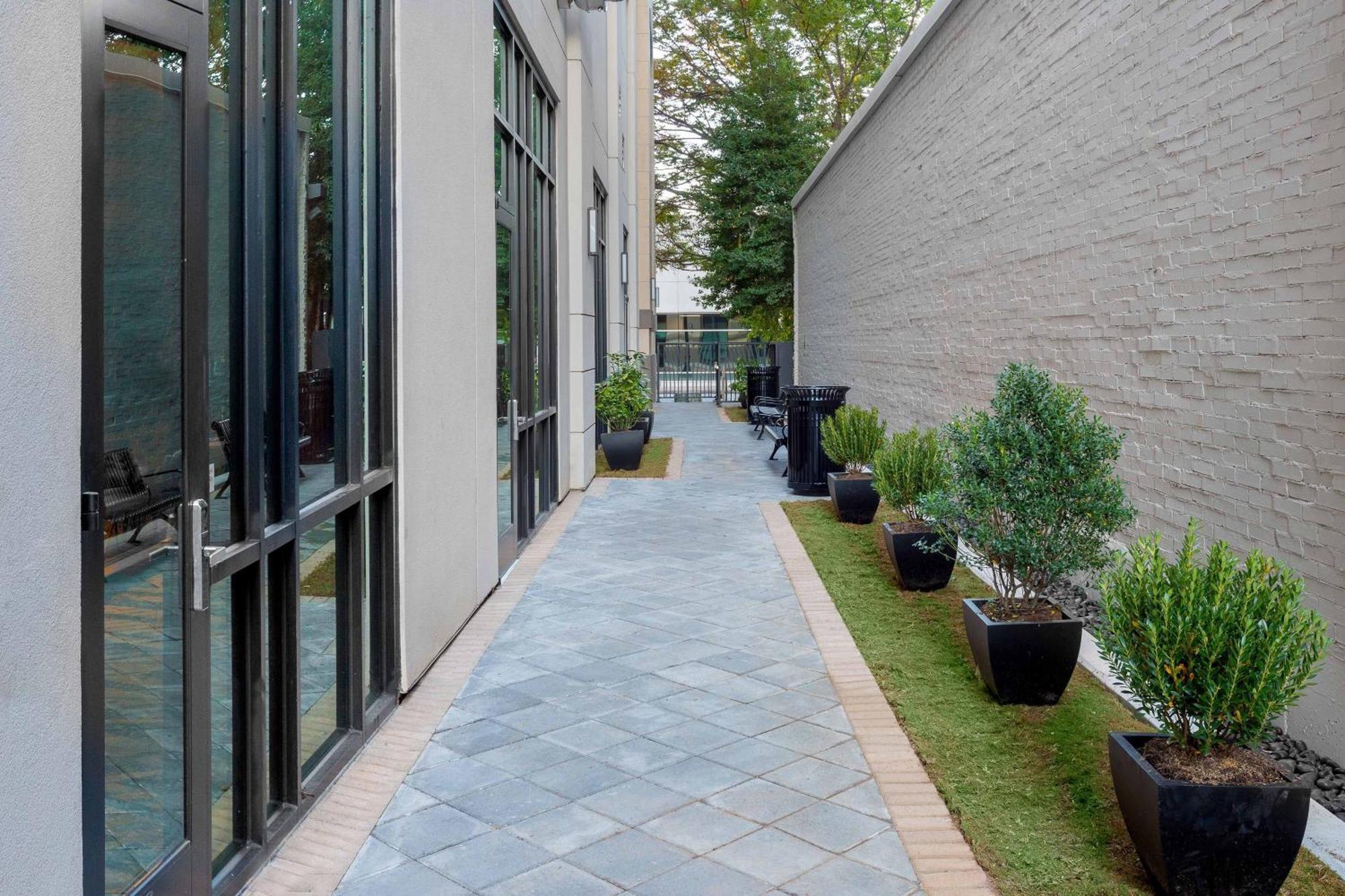 Courtyard By Marriott Atlanta Midtown Hotel Exterior foto